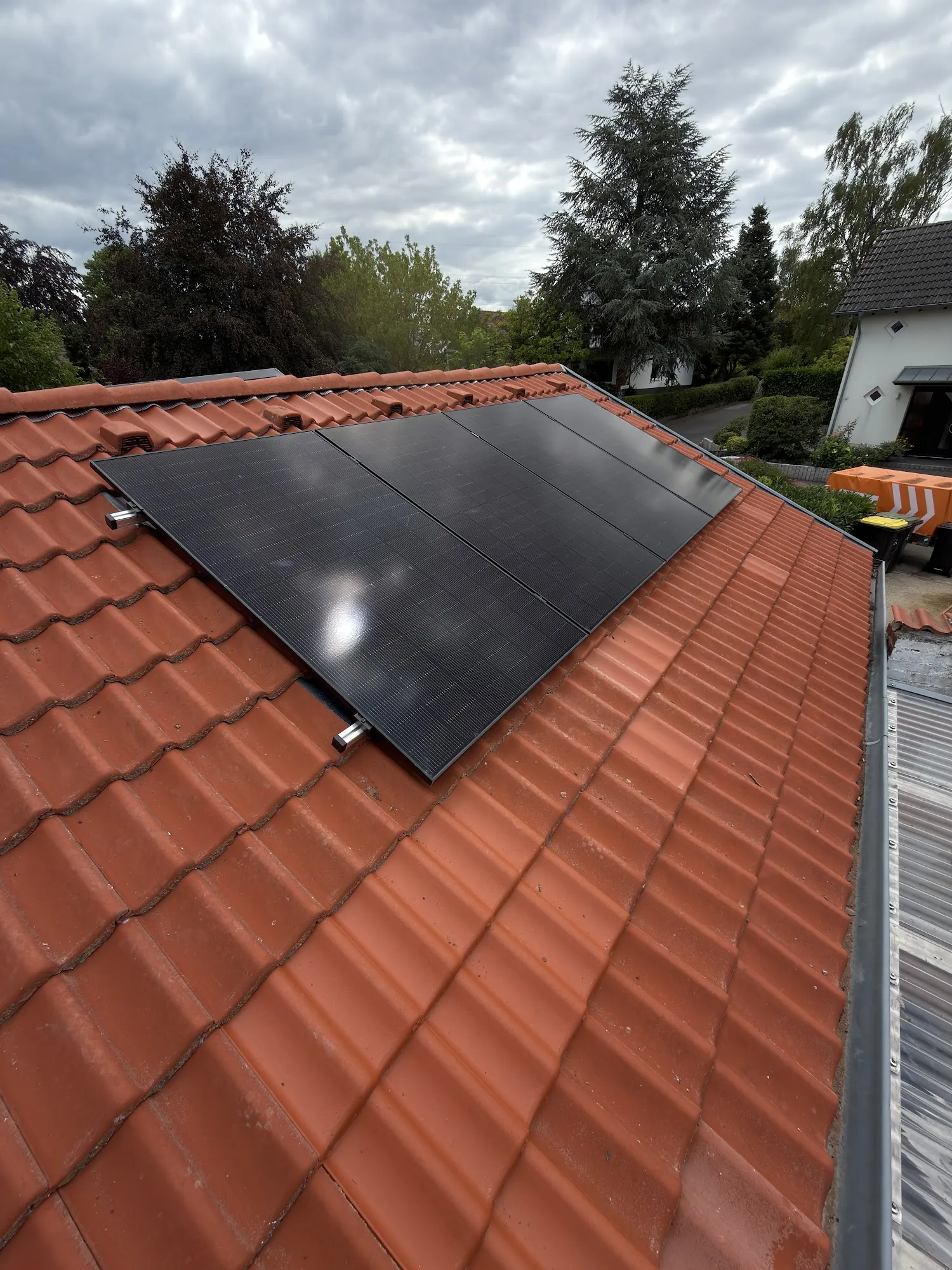 Nahaufnahme von neu installierten Solarmodulen auf einem Ziegeldach